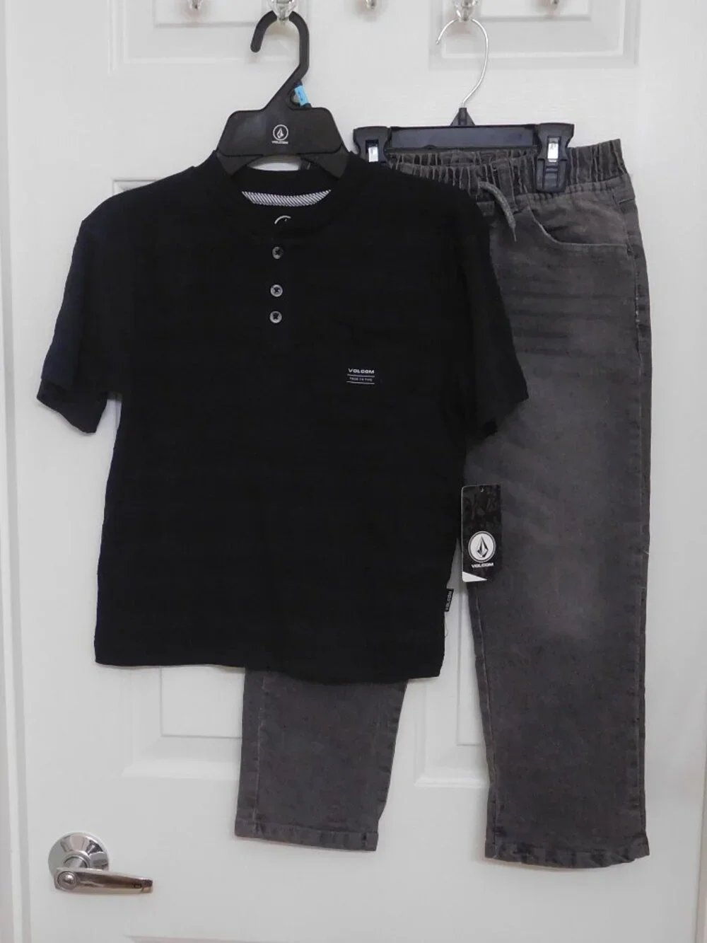 NWT 2pc Volcom Black Henley Shirt & Gray Jeans Set sz 5/6